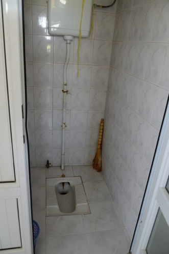 Toalety pro návštěvníky poskytují příjemný stín, ale jinak žádná sláva.