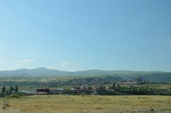 Okrajové čtvrti města. Jsme velmi zvědaví, jak moc bude lázeňské město v Arménii blízké či vzdálené lázeňským městům v Evropě.