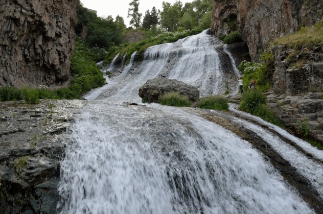 Vodopád na řece Arpa (či spíše na jejím přítoku) dosahuje celkové výšky 70 metrů. Z Jermuku jsem nadšen.