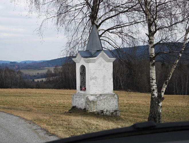 Kaplička z cesty mezi Světlíkem a Suší.