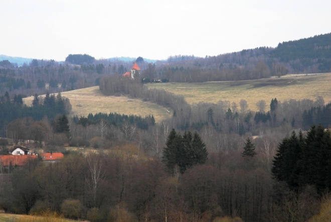 Kostel ve Svéràzu od Suše.