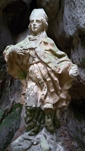 Socha sv. Prokopa ve skalní průrvě Dračích skal.