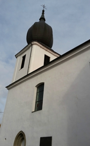 Kodtel Povýšení sv. Kříže je velmi starý a je dominantou městské části Starý Rožmitál.