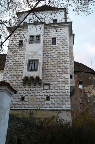 Zámek v Rožmitálu vznikl z původního hradu z 13. století a dochovala se tato hranolová věž se vstupní branou.