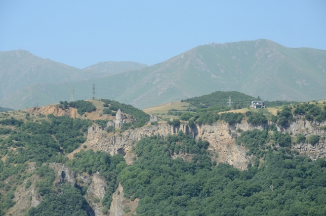 Po slušném asfaltu sjíždíme stále níže. Výhled na klášter Tatev a zhruba třítisícové vrcholy krásného pohoří Zangezur (pravděpodobně).