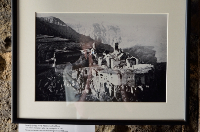 Tatevský klášter po zemětřesení v roce 1931. Nemohu se zbavit dojmu, že zemětřesením bylo někdy v historii zničeno skoro všechno staré, co jsme v Arménii viděli.