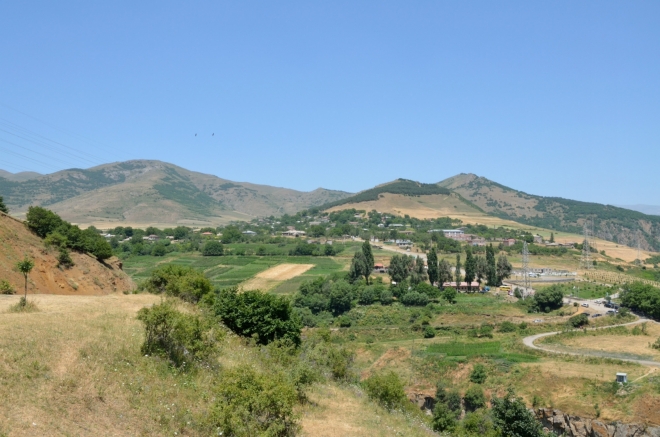 Výhled k vesnici Tatev, kde žije něco přes 800 lidí.
