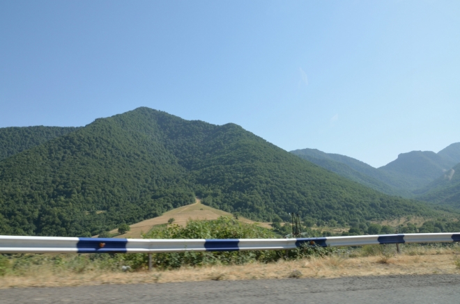 Lesy v krajině už zase dominují. Blížíme se do „šikahošské“ rezervace (anglicky Shikahogh State Reserve), lesnímu ráji na jihu Arménie.