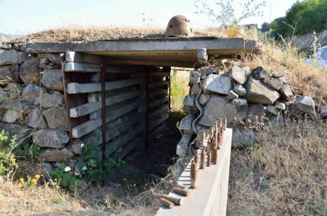 Kolem páté potkáváme toto stylové odpočívadlo a památník v jednom. Zatím nejhmatatelnější pozůstatek války o Náhorní Karabach, která probíhala v letech 1988 až 1994 a dodnes zcela neutichla. Dosud stála nejméně 30 tisíc životů a zhruba milion lidí kvůli ní musel opustit své domovy.