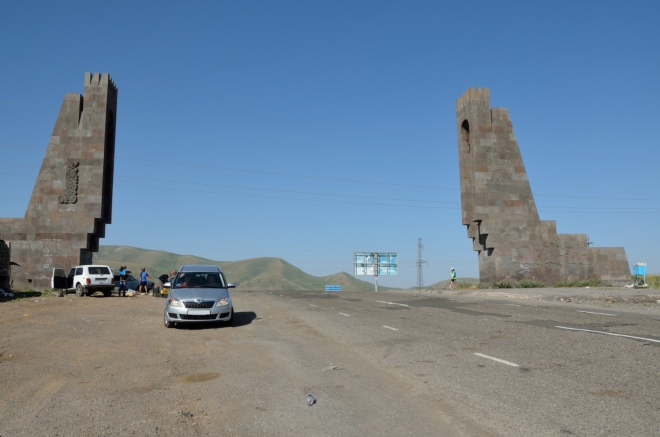 Dnešek bude dnem serpentin, stavět silnice v jižní Arménii asi není žádná legrace. Na fotce Vorotanské sedlo (2344 m), kam jsme dojeli před devátou. Je zde příjemně, ale zdržujeme se jen chvíli; v pozadí prodejci ovoce.