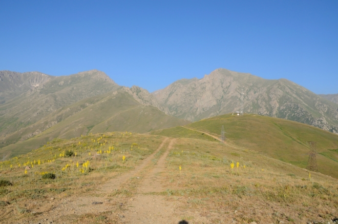 Vrcholy na fotce (nebo ty těsně za nimi) tvoří státní hranici, dosahují výšek okolo 3800 metrů a ukrývají průzračná modrá jezírka.