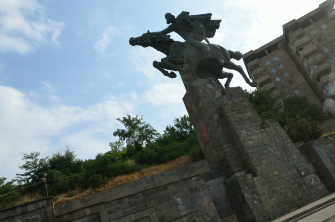 Památník v centru – Davit Bek, jeden z vůdců arménského osvobozeneckého povstání v 18. století.