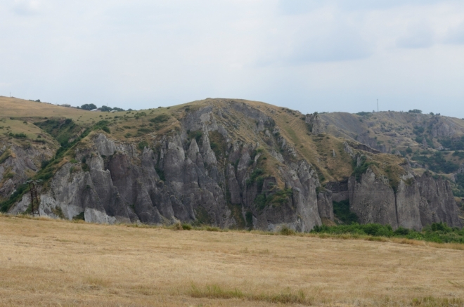 Hlavní atrakce široko daleko je překvapivě zapadlá a neoznačená. Než jsme našli správnou odbočku, zbytečně jsme projeli vesnicí tam a zpět.