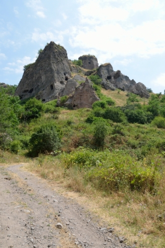Úseky schované pod stromy jsou za námi a následuje rozpálená otevřená krajina, z toho bude průšvih.