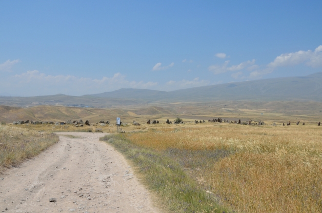 Zorats Karer nebo též Karahunj (Karahundž), arménský Stonehenge ležící poblíž města Sisian. Ideální místo pro milovníky vztyčených kamenů.