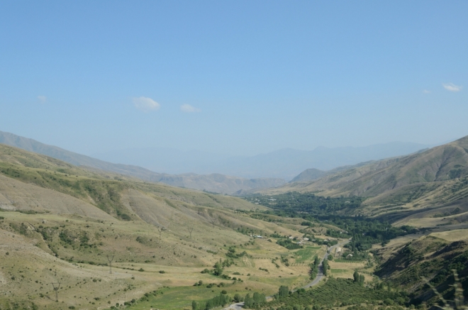 Kolem tři čtvrtě na pět stoupáme do asi posledního velkého sedla (Vardenyats, 2410 m). Silnice zde překonává pohoří Vardenis, jež tvoří hradbu jižně od Sevanu a dosahuje výšek až 3500 metrů, obdobně jako Geghamy na západě.