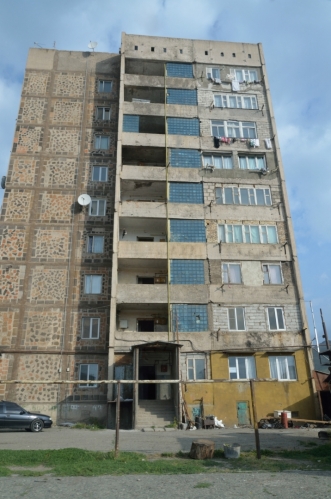 Postupně si říkám, že kdyby u Sevanu byla civilizace pořádná, nebo naopak žádná, bylo by to v obou případech lepší. Takhle zanedbané město se do okolní krajiny vůbec nehodí.