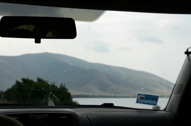 Kolem desáté již vidíme hory na poloostrově, který spolu s protějškem dělí jezero na Malý a Velký Sevan. Z 2400 metrů vysokého vrcholu Artaniš by měla být vidět celá vodní plocha, takže jsme zde plánovali menší túru.