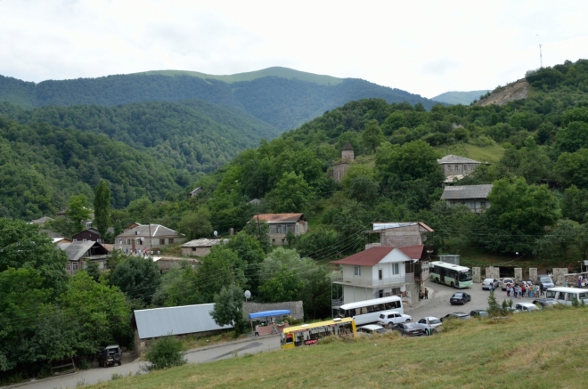 Pohled na vesnici Gosh a rušné turistické zázemí. Zhruba ve tři čtvrtě na tři se odtud pakujeme, asi po čtvrt hodině.