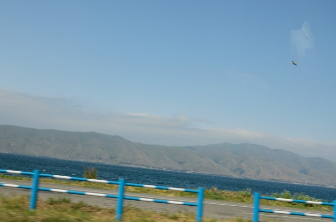 Modré vody Sevanu a protější hory. Velký kontrast oproti zelené krajině, kterou jsme viděli ještě před pár kilometry.