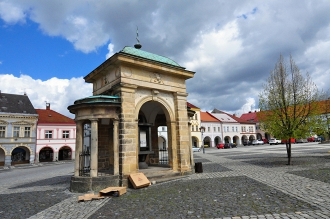 Korunovační empírová kašna byla postavena na počest císaře Ferdinanda V., který projížděl Jičínem 28. srpna 1836 na svou pražskou korunovaci českým králem. Kašna má podobu malého chrámu, který dosahuje výšky 7 metrů. Jejím autorem je Ing. J. Fritz. (Mapy.cz)