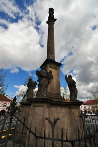 Mariánský sloup byl postaven v roce 1702 na Valdštejnově náměstí. Sloup umístěný ve středu sousoší je vysoký 6 metrů a je ukončený korintskou hlavicí. Na ní se nachází socha Panny Marie, která stojí na zeměkouli. Okolo sloupu stojí čtyři andělé. (Mapy.cz)