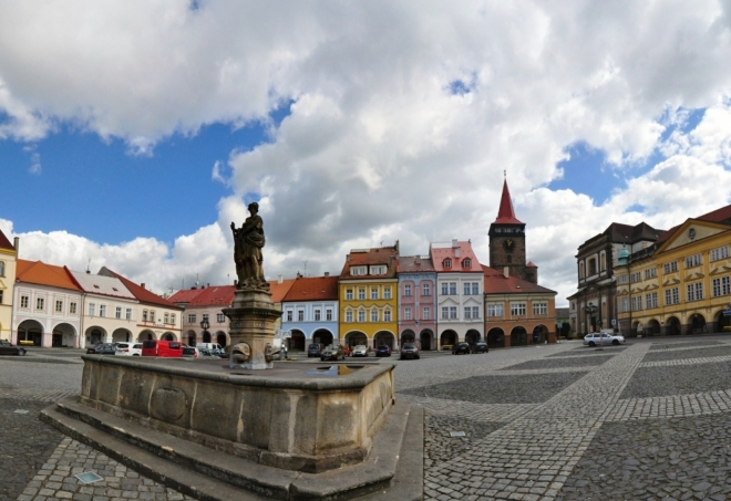 Empírová kašna byla postavena v roce 1835. Jejím autorem je sochař Jan Sucharda. Původně na Valdštejnově náměstí stála také kašna se sochou Neptuna, ta ale byla v roce 1894 zbourána. (Mapy.cz)