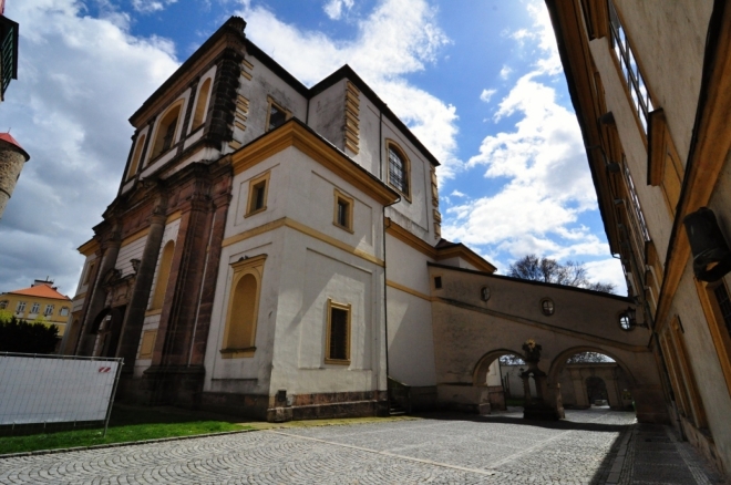 Kostel sv. Jakuba Většího. Stavba barokního kostela započala v roce 1627 dle plánu G. Pieroniho. Postavit ho nechal Albrecht z Valdštejna. Vysvěcen byl až v roce 1701. Novoklasicistní průčelí kostela pochází z roku 1867. Zajímavostí je, že kostel nemá žádné věže. (Mapy.cz)