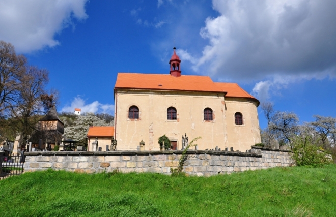 Původní kostel Všech svatých byl pravděpodobně postaven ve 14. století. Dnešní podoba kostela pochází z přelomu 17. a 18. století. Vedle kostela stojí dřevěná polygonální zvonice, která byla postavena v 17 století. (Mapy.cz)