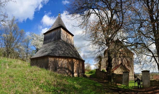 Dřevěná zvonice Sedličky stojí vedle kostela Všech svatých pochází z konce 17. století. Zvonice má osmiboký půdorys a zvonové patro přechází do čtyřhranu.