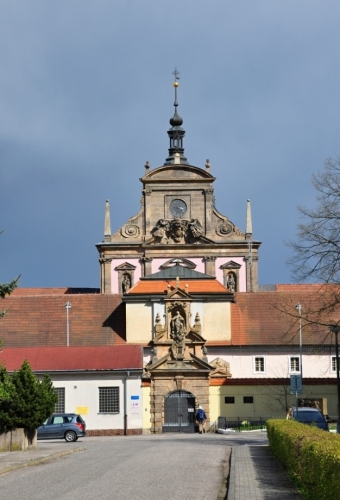 Impozantní barokní klášter podle návrhu A. Spezzy založil v roce 1627 Albrecht z Valdštejna. V roce 1782 byl však Josefem II. zrušen. Poté zde bylo vojenské skladiště, sýpky nebo kanceláře. Po odchodu úředníků areál chátral. Uplatnění se našlo v letech 1855-57, kdy byl upraven vídeňským architektem Wehrenfenningem na trestnici, která se zde nachází dodnes a je jedním z nejpřísnějších vězení v zemi. (Mapy.cz)