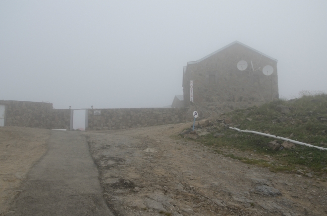 Na konci silnice se nachází meteorologická stanice, vědecké výzkumné zařízení, zkoumající snad kosmické záření, a pak také lehké zázemí pro turisty.
