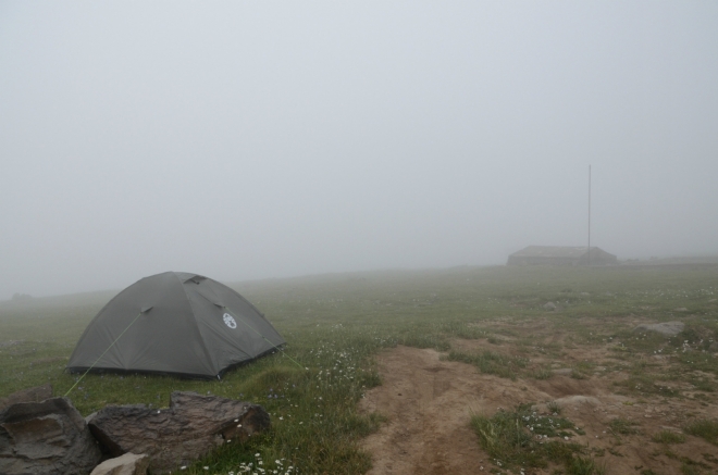 Obešli jsme jezero zvané Kari a potkáváme stan nějakých dalších nadšenců. Je slušná zima, nicméně rukavice oblékám až o něco výše.