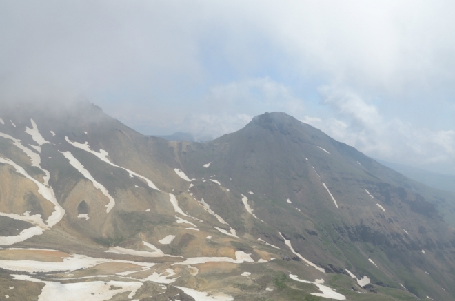 Hned vedle se nachází východní vrchol (cca 3900 m), který je asi nejméně navštěvovaný ze všech čtyř.