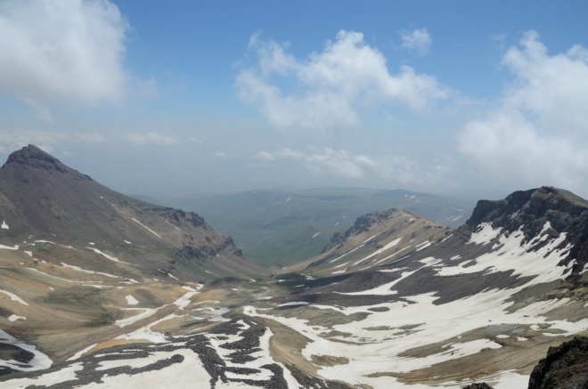 Z kráteru vybíhá východním směrem dlouhé údolí až městu Aragats, které se blyští v dálce po levé straně.