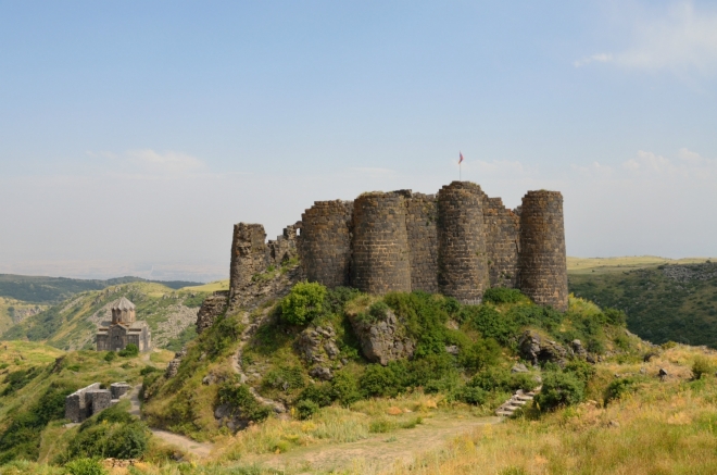 V souladu s původním plánem se ještě zastavujeme u pevnosti Amberd, ležící na jižních svazích Aragatsu v nadmořské výšce 2300 metrů. Aby to nebyly jen samé hory a kláštery.