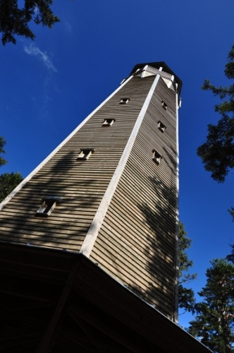 Rozhledna na Sedle pochází z roku 2009. Dřevěná příhradová konstrukce má tvar sedmiúhelníku a byla navržena architekterm P. Ullmannem. Po vystoupání po dřevěném schodišti do cca 24 metrů se vám naskytne úchvatný výhled na šumavské vrcholy, Český les i jižní část Plzeňského kraje. (www.mapy.cz)