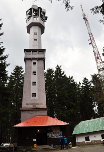 Klostermannova rozhledna se znovu turistům otevřela po přístavbě horní části.Zatraktivnit vrchol Javorníku rozhlednou napadlo šumavského spisovatele Karla Klostermana. Stavba se však uskutečnila až po jeho smrti, v roce 1938, podle návrhu architekta Karla Houry. Postupem času začaly vyhlídku přerůstat okolní smrky a tak byla v roce 2003 na vrchol umístěna dřevěná nástavba. Rozhledna je nyní 39,6 m vysoká. (mapy.cz)