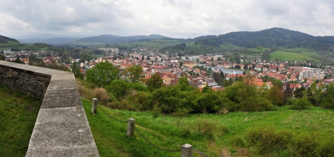 Výhled na Sušici. Středověké osídlení v oblasti dnešní Sušice bylo spojeno s rýžováním zlata. Od dob Přemysla Otakara II., který město v roce 1273 založil, bylo správním centrem Sušicka. Rozvíjelo se díky Zlaté stezce (zejména v 16. století), v 1. polovině 19. století se zde začal objevovat průmysl.