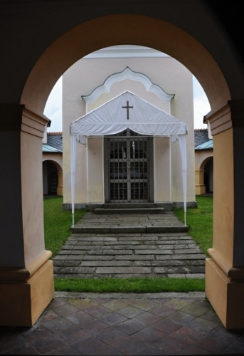 Náhled do uzavřeného prostoru kláštera.