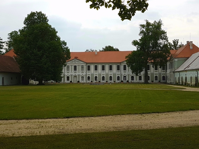 Zámeček Jemčina jsme ignorovali, toto foto cvaknu narychlo skrz plot. V létě se zde provádí prohlídky, které jistě stojí za povšimnutí.