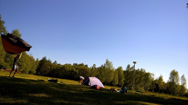 Takhle stavba stanu vypadá jednoduše, ale Sense může potvrdit, že tomu tak není. Asi si bude muset koupit ten stan, co se sbalený vyhodí do nebe a on se sám postaví.
