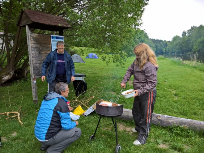 V kempu Bateria je klid. O grilované masíčko se nebudeme muset dělit.
