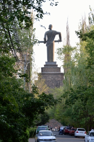 Parkování v parku Vítězství nebylo úplně snadné. Dominantou parku je nepřehlédnutelná socha Matky Arménie.
