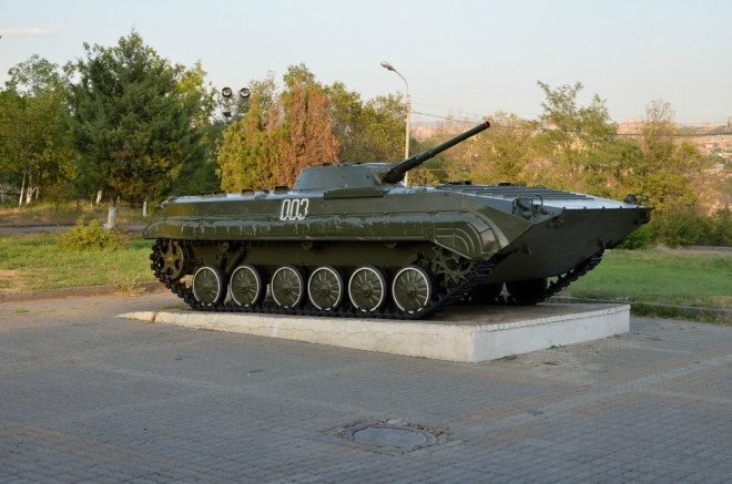 V okolí je symbolicky vystavena vojenská technika (arménské zkušenosti s válkou jsou velmi aktuální). Tanky jsou namířené na nedaleké Turecko, což může a nemusí být úmysl.