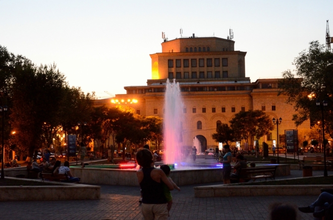 Na tomto náměstí jsme začínali náš druhý den v Jerevanu.