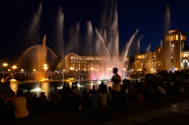 Na náměstí Republiky hraje klasická hudba a fontány předvádějí neuvěřitelná čísla.