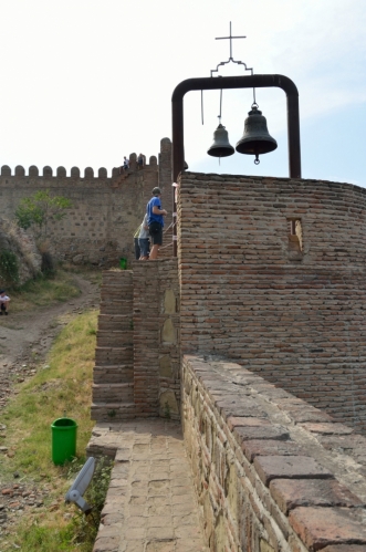 Pevnost a okolí jsou dost členité. Lezení po hradbách je někdy trochu riskantní, ale lezou po nich všichni.