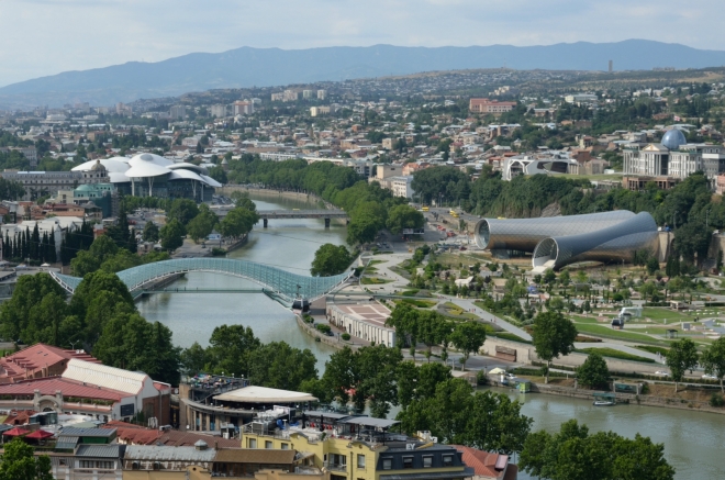 Střed starobylého města tvoří několik moderních staveb a park. A působí to úplně přirozeně.