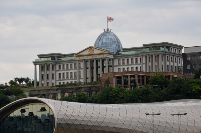 Gruzínský prezidentský palác, rozkládající se nad parkem. Účel „trubek“ v popředí jsme přes veškerou snahu nedokázali určit.